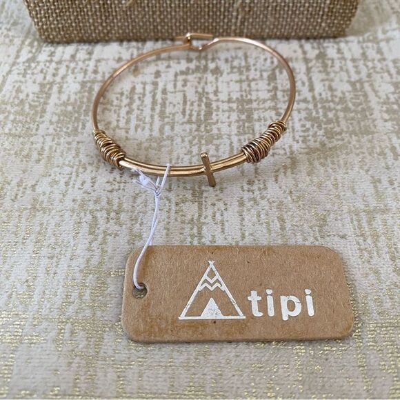 Tipi Gold Toned Cross Clasp Bracelet.  New! NWT - Picture 1 of 4